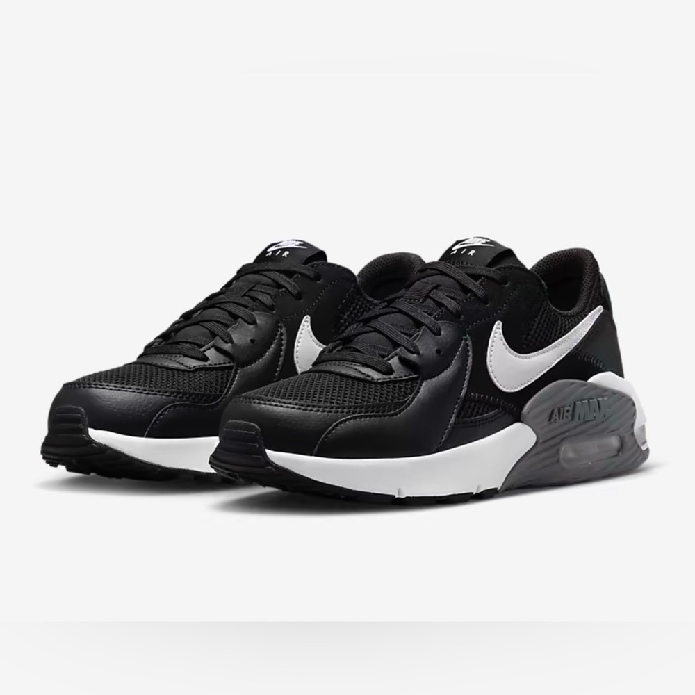Nike Air Max Women’s Black/White Low-Top Sneakers